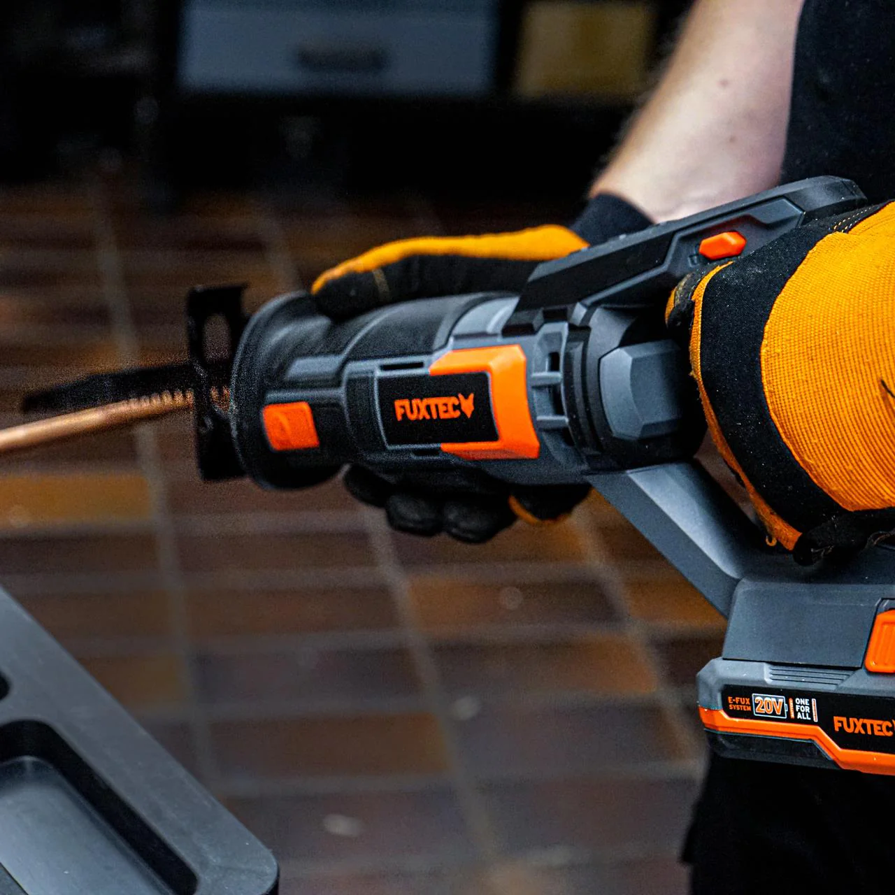 Scie sabre sans fil 20V FUXTEC FX-E1SS20 - set avec batterie 2Ah et chargeur 1A - Image 5